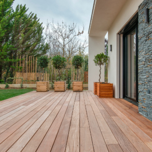 création de terrasse en bois par Mes Jardiniers